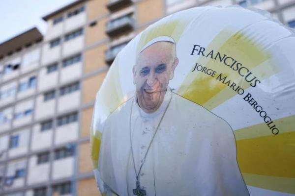 Balon dengan gambar Paus Fransiskus melayang di luar Rumah Sakit Gemelli, saat ia dirawat, di Roma, Italia, 3 Maret 2025. REUTERS 