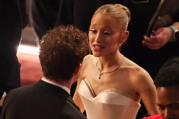 Ariana Grande mengobrol dengan pacarnya Ethan Slater di sela acara Oscar 2025, Minggu (2/3/2025) di Dolby Theatre, California, LA. (FOTO: REUTERS) 