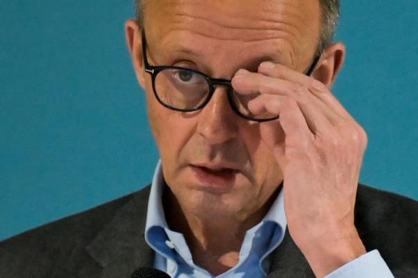 Calon Kanselir Friedrich Merz berbicara pada kampanye untuk pemilihan negara bagian mendatang di Hamburg, Jerman, 28 Februari 2025. REUTERS 