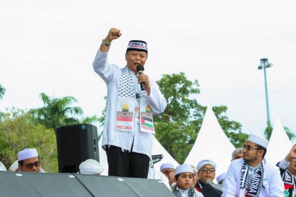 Wakil Ketua MPR RI M Hidayat Nur Wahid (HNW) nampak sedang berorasi terkait Gaza, Palestina (Foto: Humas MPR) 