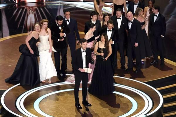 Para pemain dan kru Anora di atas panggung selama Oscar 2025, Academy Awards ke-97 di Dolby Theatre, Minggu (2/3/2025) di Hollywood, California. (FOTO: GETTY IMAGE) 