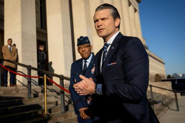 Menhan AS Pete Hegseth berbicara disambut oleh Ketua Kepala Staf Gabungan Angkatan Udara Jenderal CQ Brown, Jr. di Pentagon di Washington, 27 Januari 2025. Handout via REUTERS 