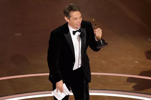 Sean Baker raih Sutradara Terbaik untuk film Anora di Oscar 2025, Minggu (2/3/2025). (FOTO: GETTY IMAGE) 