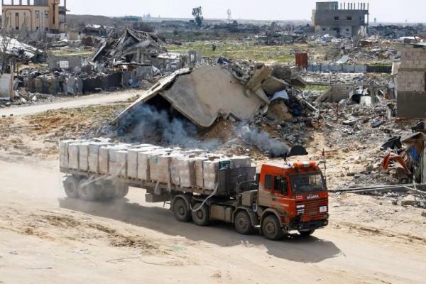 Sebuah truk pengangkut bantuan melaju, di tengah gencatan senjata antara Israel dan Hamas, di Rafah di Jalur Gaza selatan, 16 Februari 2025. REUTERS 