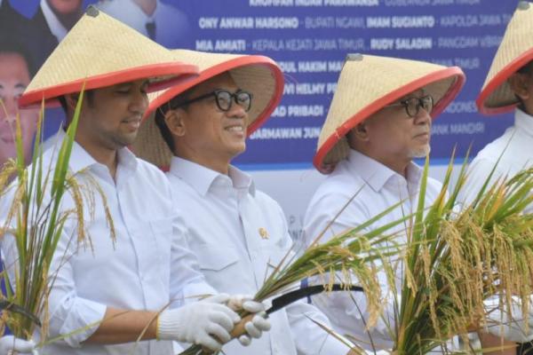 Menteri Desa dan Pembangunan Daerah Tertinggal (Mendes PDT) saat mendampingi enko Pangan Zulkifli Hasan menghadiri Perayaan #DemiIndonesia Mandiri Pangan 2025 (Foto:Ist/Kemendes PDT) 