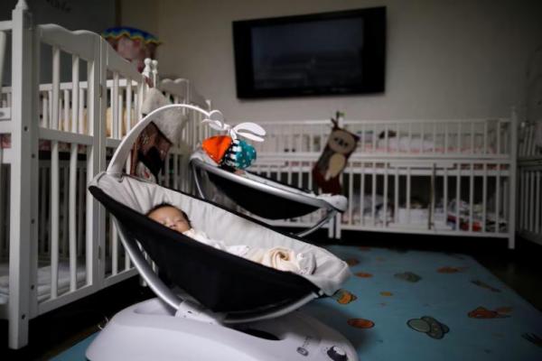 Seorang bayi yang ditinggalkan di dalam kotak bayi di Gereja Komunitas Jusarang dibaringkan di tempat tidur bayi di Seoul, Korea Selatan, 18 Desember 2018. REUTERS 