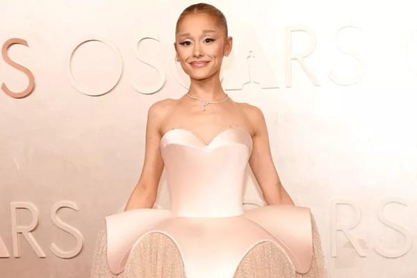 Karpet Merah Oscar 2025, Cosplay Glinda ala Ariana Grande dengan Gaun Pink Schiaparelli. (FOTO: GETTY IMAGE) 