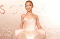 Karpet Merah Oscar 2025, Cosplay Glinda ala Ariana Grande dengan Gaun Pink Schiaparelli. (FOTO: GETTY IMAGE)