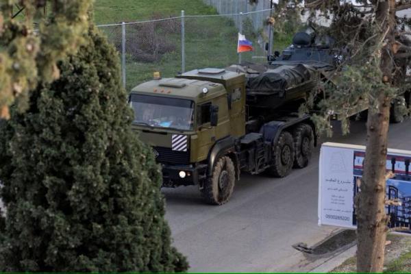 Sebuah kendaraan militer Rusia menuju pangkalan udara Hmeimim di pesisir Latakia, Suriah, 15 Desember 2024. REUTERS 