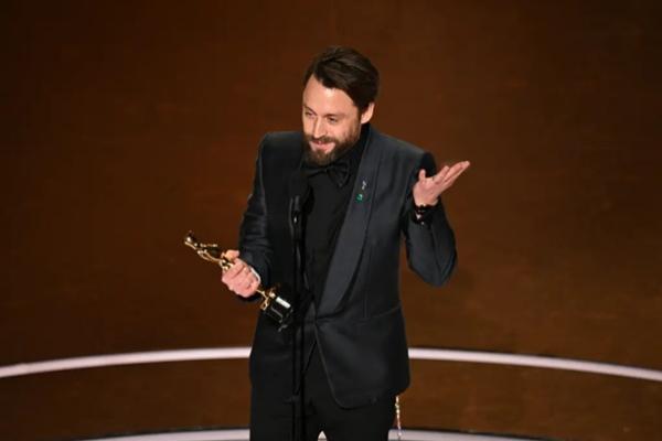 Kieran Culkin raih Aktor Pendukung Terbaik untuk film A Real Pain di Oscar 2025, Minggu (2/3/2025). (FOTO: GETTY IMAGE) 