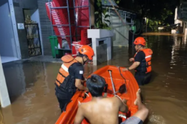 Banjir di wilayah Jakarta meluas setelah Kali Ciliwung meluap. (foto:antara) 