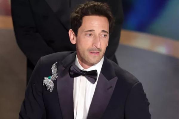 Adrien Brody raih Aktor Terbaik untuk film The Brutalist di ajang Oscar 2025, Minggu (2/3/2025) di Dolby Theater, Hollywood, California. (FOTO: GETTY IMAGE) 