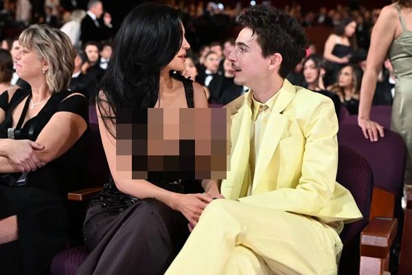 Kylie Jenner dan Timothee Chalamet di acara Oscar 2025, Minggu (2/3/2025). (FOTO: GETTY IMAGES) 