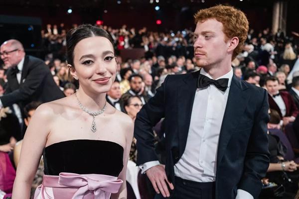 Mikey Madison dan saudara lelakinya menghadiri Oscar Tahunan ke-97 di Dolby Theatre pada 2 Maret 2025, di Hollywood, California. (FOTO: GETTY IMAGE) 