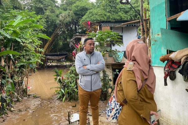 Ahmad Moetaba saat meninjau lokasi banjir di RT.04/11 Kelurahan Gedong, Jakarta Timur (Istimewa) 