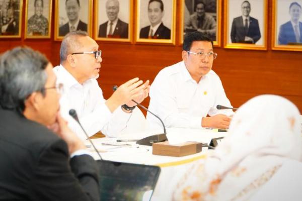 Kepala Badan Pangan Nasional/National Food Agency (NFA)  Arief Prasetyo Adi bersama Menko Pangan Zulkifli Hasan dalam Rakor Bidang Pangan di Kantor Kementerian Perdagangan, Jakarta Selasa (4/3/2025).(foto:NFA) 