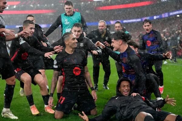 Pemain Barcelona Raphinha, tengah, merayakan gol kelima timnya dalam pertandingan pembukaan Liga Champions melawan Benfica. (FOTO: AP) 