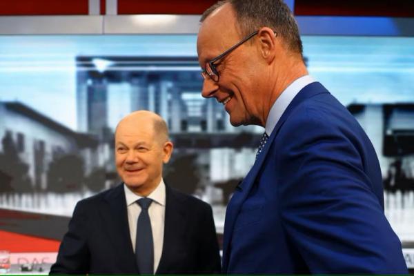 Kanselir Jerman dari Partai Sosial Demokrat Olaf Scholz dan pesaingnya dari Partai Uni Demokratik Kristen Friedrich Merz berfoto di studio WELT TV di Berlin, Jerman, 19 Februari 2025. REUTERS 