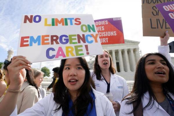 Pendukung hak aborsi memegang plakat saat unjuk rasa atas legalitas larangan aborsi di Mahkamah Agung AS, Washington, AS, 24 April 2024. REUTERS 