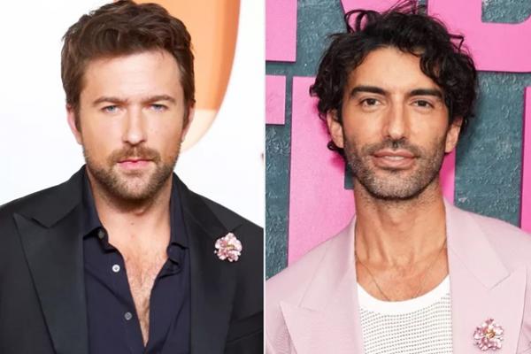 Brandon Sklenar dan Justin Baldoni tampak mengenakan pin bunga yang sama. (FOTO: GETTY IMAGE) 