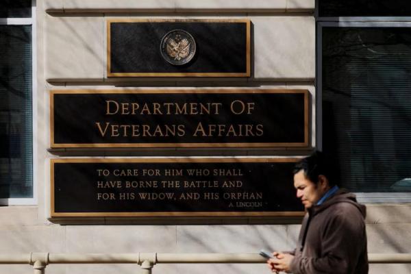 Sebuah tanda di kantor pusat Departemen Urusan Veteran di Washington, AS, 20 Februari 2025.REUTERS 