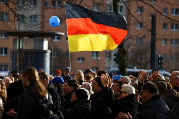 Pendukung partai Alternatif untuk Jerman ambil bagian dalam rapat umum kampanye AfD di Hohenschoenhausen, Berlin, Jerman, 22 Februari 2025. REUTERS 