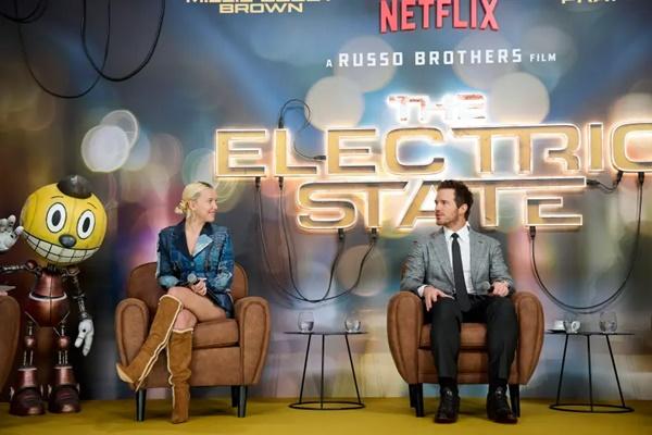 Chris Pratt dan Millie Bobby Brown dalam konferensi pers The Electric State di Madrid. (FOTO: GETTY IMAGE) 