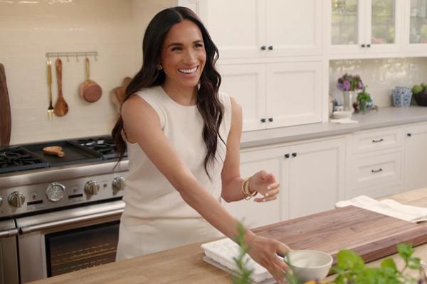 Meghan Markle di acara gaya hidupnya yang ditayangkan di Netflix, `With Love, Meghan`. (FOTO: NETFLIX) 