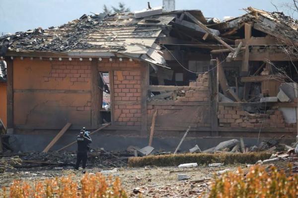 Seorang petugas forensik mengambil foto bangunan yang rusak setelah Angkatan Udara Korsel menjatuhkan bom di Pocheon, Korsel, 6 Maret 2025. REUTERS 