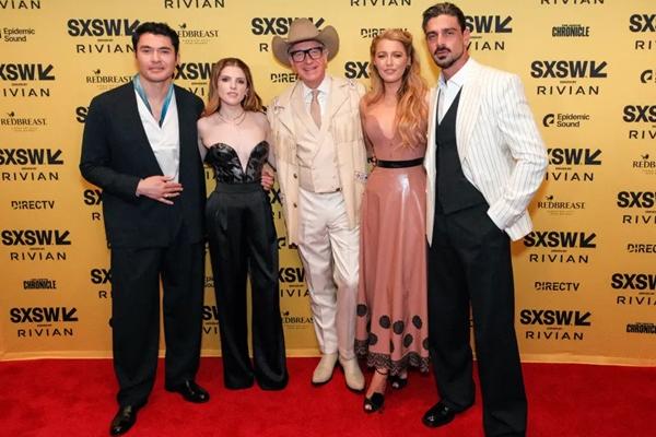 Anna Kendrick dan Blake Lively tampak ramah saat berpose untuk foto bersama sesama pemeran di karpet merah. (FOTO: GETTY IMAGE) 