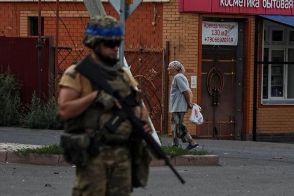 Seorang prajurit Ukraina berpatroli di Sudzha, Rusia, 16 Agustus 2024. REUTERS 