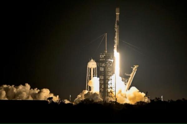 Roket SpaceX Falcon 9 lepas landas dari Launch Complex-39A yang membawa wahana pendarat bulan Nova-C Athena di Cape Canaveral, Florida, AS, 26 Februari 2025. REUTERS 