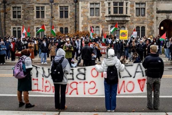 Mahasiswa dan individu lain saat menyatakan dukungan bagi warga Palestina di Gaza, di depan kediaman presiden Universitas Michigan di Ann Arbor, Michigan, AS, 21 November 2024. REUTERS 