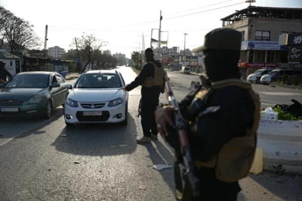 Anggota pasukan keamanan Suriah menghentikan kendaraan di sebuah pos pemeriksaan, menyusul kekerasan mematikan yang terjadi beberapa hari sebelumnya antara pasukan pemerintah dan pendukung mantan pemimpin Bashar al-Assad. (FOTO: EPA) 