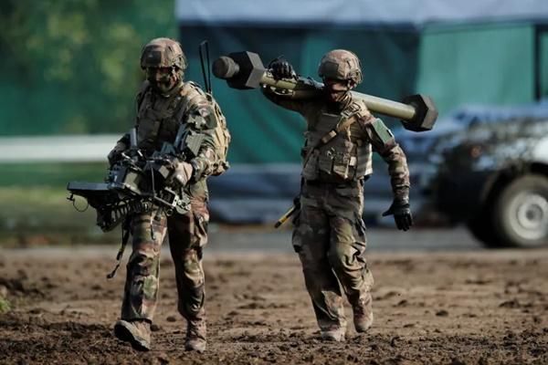 Tentara Prancis membawa sistem pertahanan udara jarak pendek Mistral, yang diproduksi oleh MBDA, selama demonstrasi mobilitas langsung untuk memperkenalkan kemampuan militer Prancis di Versailles dekat Paris. (FOTO: REUTERS) 