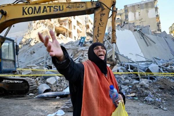 Seorang wanita bereaksi putus asa di lokasi serangan udara Israel terhadap cabang organisasi amal al-Qard al-Hassan di al-Shiyah, Beirut, Lebanon, 21 Oktober 2024. (FOTO: EPA) 