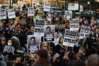 Demonstran memprotes penangkapan oleh agen imigrasi AS terhadap mahasiswa Palestina yang melakukan protes, Mahmoud Khalil, di Universitas Columbia, di Foley Square di New York City, AS, 10 Maret 2025. REUTERS