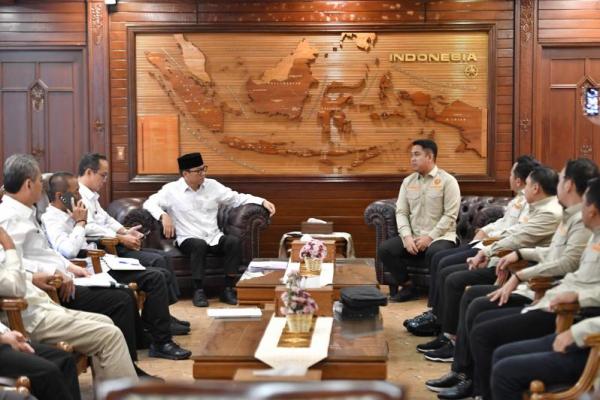 Menteri Desa dan Pembangunan Daerah Tertinggal (Mendes PDT) Yandri Susanto saat menerima audiensi PP Pemuda Muhammadiyah di Kantor Kemendes PDT (Foto: Humas Kemendes PDT) 