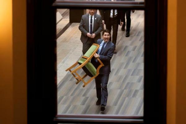 Perdana Menteri Kanada Justin Trudeau membawa kursinya dari House of Commons di Parliament Hill. REUTERS 