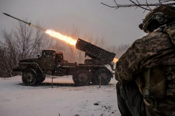 Prajurit Brigade Mekanik ke-24 menembakkan sistem roket peluncur ganda BM-21 Grad ke arah pasukan Rusia, dekat kota Chasiv Yar, wilayah Donetsk, Ukraina, 15 Februari 2025. Handout via REUTERS 