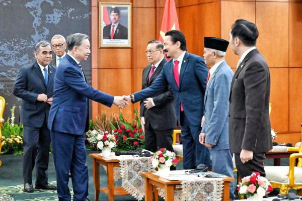 Wakil Ketua MPR RI Rusdi Kirana menerima kunjungan Sekjen Partai Komunis Vietnam (PKV) To Lam bersama rombongan di kompleks parlemen, Senayan, Jakarta, Selasa (Foto: Humas MPR) 