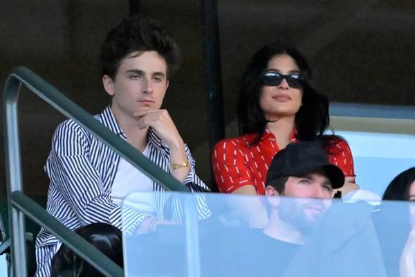 Timothee Chalamet dan Kylie Jenner nonton pertandingan BNP Paribas Indian Wells Open. (FOTO: REUTERS) 