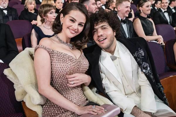 Selena Gomez dan Benny Blanco menghadiri Oscar Tahunan ke-97 di Dolby Theatre pada Minggu, 2 Maret 2025 di Hollywood, California. (FOTO: GETTY IMAGE) 