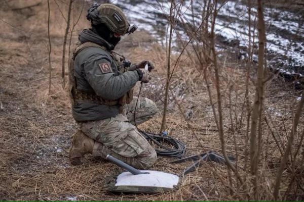 Seorang prajurit Ukraina dari brigade ke-47 menyiapkan sistem internet satelit Starlink di garis depan, wilayah Donetsk, Ukraina, 20 Februari 2024. REUTERS 