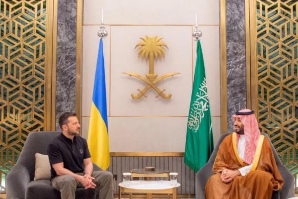 Putra Mahkota Saudi Mohammed Bin Salman bertemu dengan Presiden Ukraina Volodymyr Zelenskiy di Jeddah, Arab Saudi, 12 Juni 2024. Handout via REUTERS 