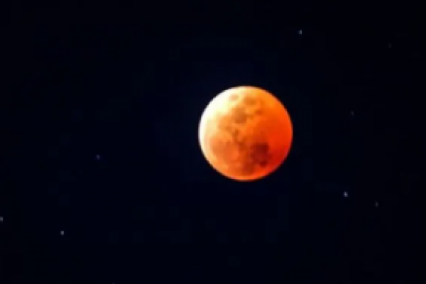 Gerhana bulan total atau dikenal sebagian orang dengan sebutan blood moon. 