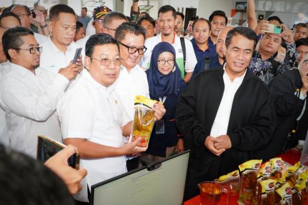 Kepala Badan Pangan Nasional/National Food Agency (NFA)  Arief Prasetyo Adi bersama Menteri Pertanian Andi Amran Sulaiman meninjau Operasi Pasar Pangan Murah  di Kantor Pos Surakarta, Jawa Tengah, Selasa (11/3/2025). (foto:NFA) 