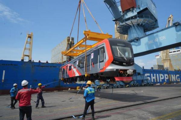 Kedatangan gerbong KRL pesanan PT KAI Commuter dari China di Pelabuhan Tanjung Priok, Jakarta, Selasa (11/3/2025). Foto: kai/katakini 