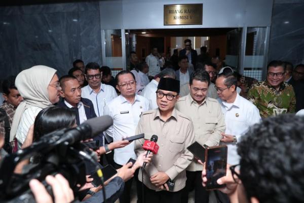 Mendes PDT Yandri Susanto memberi keterangan pers usai rapat kerja di ruang rapat komisi V DPR RI, Senayan, Jakarta, Rabu (Foto: Humas Kemendes PDT) 