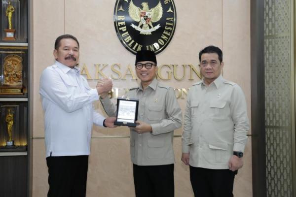 Menteri Desa dan Pembangunan Daerah Tertinggal (Mendes PDT) Yandri Susanto saat menemui Jaksa Agung (Foto: Kemendes PDT) 